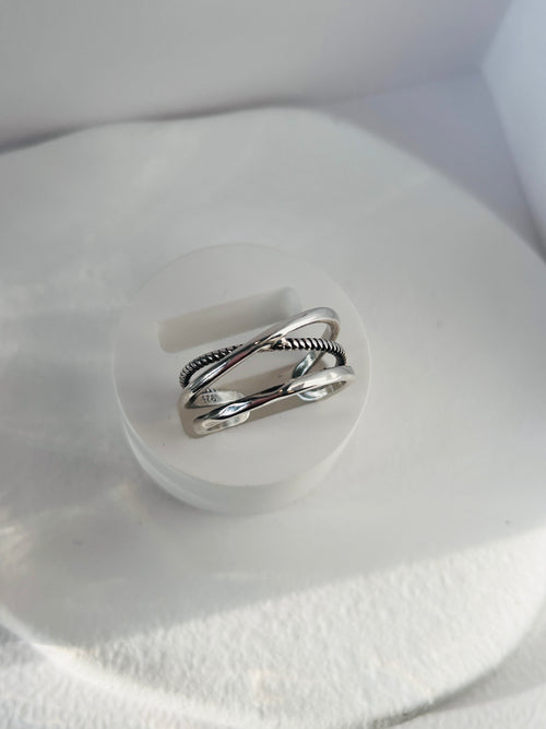 Aria - Three lines. One ease.