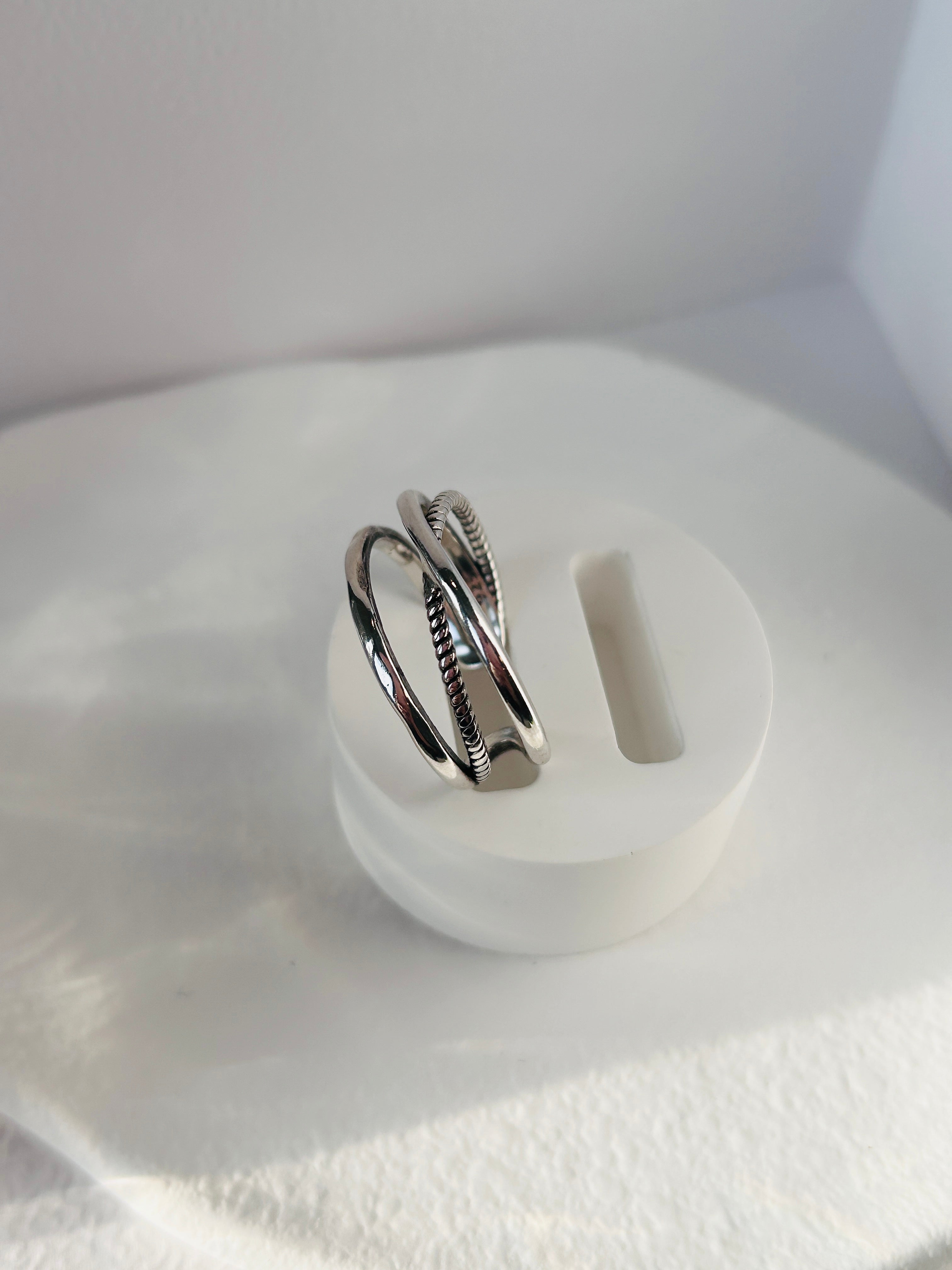 Aria - Three lines. One ease.