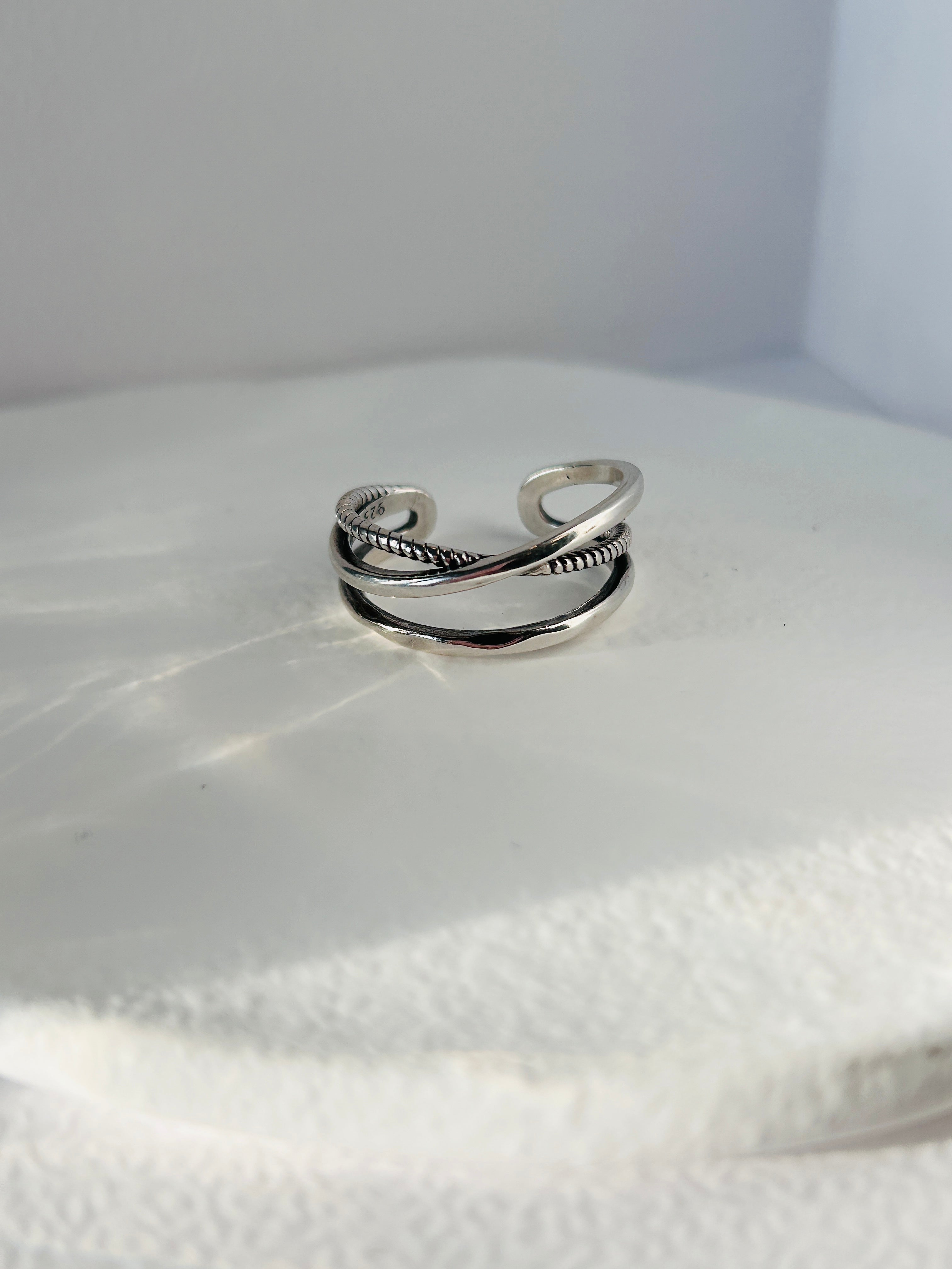 Aria - Three lines. One ease.