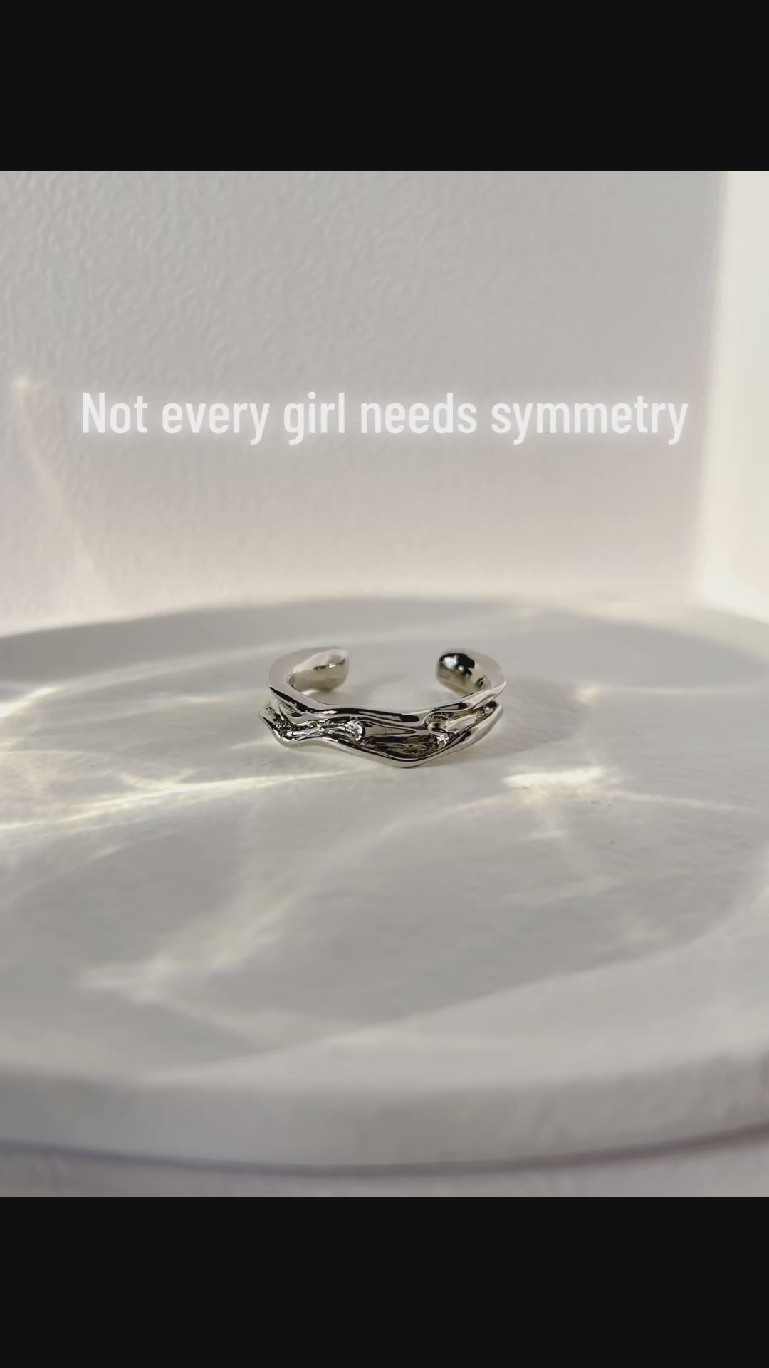 Clara - Form, without symmetry.